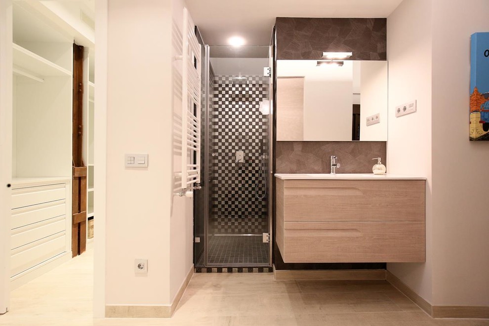Imagen de cuarto de baño industrial de tamaño medio con armarios con paneles lisos, puertas de armario de madera clara, ducha empotrada, paredes blancas, aseo y ducha y lavabo integrado