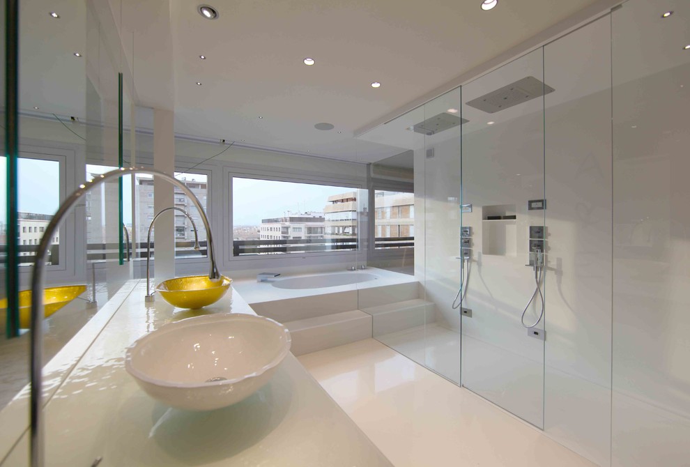 Cette photo montre une grande salle de bain principale tendance avec une baignoire posée, une douche à l'italienne, un mur blanc et une vasque.