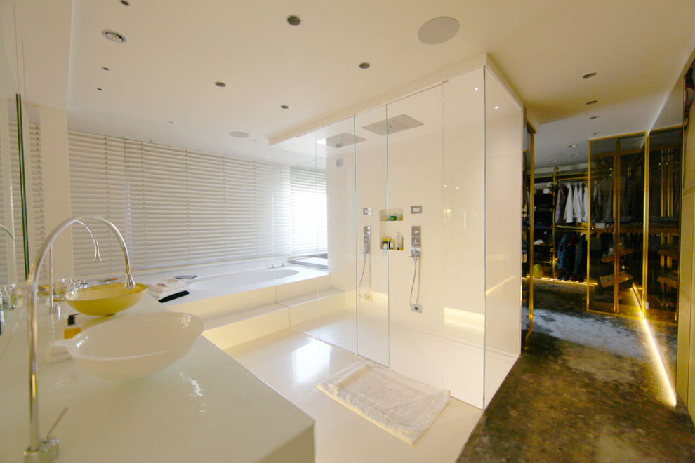 Foto på ett stort funkis en-suite badrum, med släta luckor, vita skåp, ett platsbyggt badkar, en kantlös dusch, vita väggar och ett fristående handfat