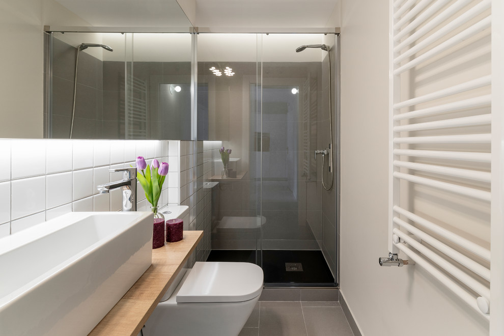 Inspiration för moderna brunt badrum med dusch, med en hörndusch, vit kakel, mosaik, vita väggar, ett fristående handfat, träbänkskiva, grått golv och dusch med skjutdörr