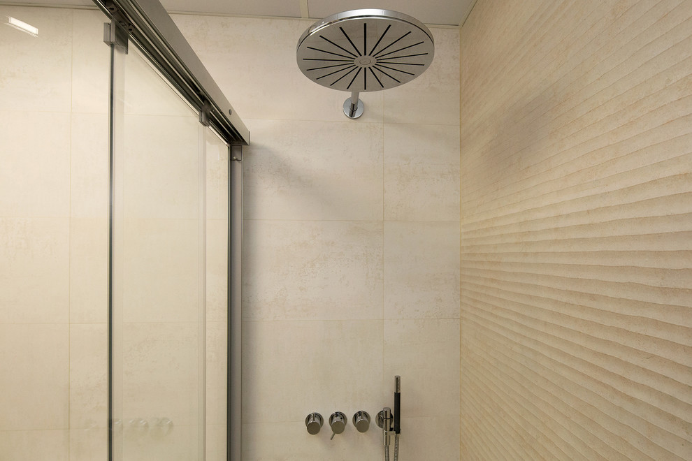 Inspiration för mellanstora moderna en-suite badrum, med en kantlös dusch, beige kakel, keramikplattor, beige väggar och klinkergolv i keramik