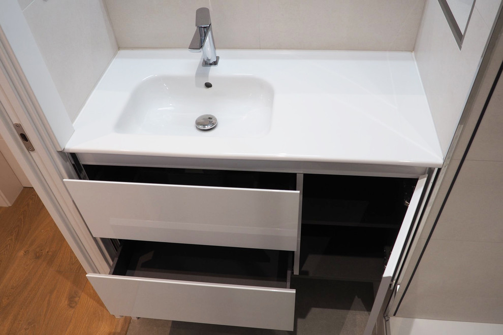 Inspiration för mellanstora moderna vitt en-suite badrum, med en kantlös dusch, en toalettstol med hel cisternkåpa, vit kakel, klinkergolv i keramik, grått golv och dusch med skjutdörr