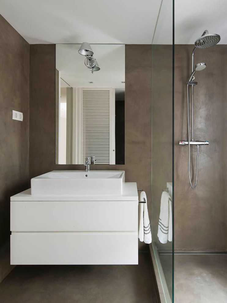 バルセロナにある北欧スタイルのおしゃれな浴室の写真