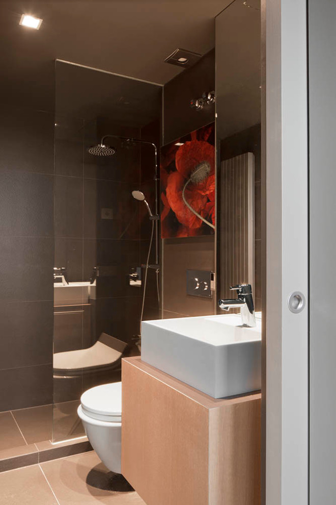 Modelo de cuarto de baño escandinavo de tamaño medio con ducha empotrada, sanitario de una pieza, paredes negras, aseo y ducha y lavabo sobreencimera