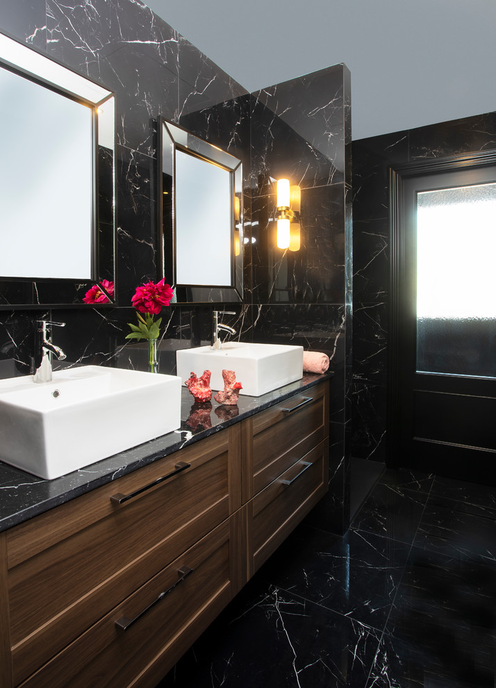 На фото: главная ванная комната в стиле неоклассика (современная классика) с темными деревянными фасадами, черной плиткой, настольной раковиной, черным полом, фасадами с утопленной филенкой, черными стенами и черной столешницей
