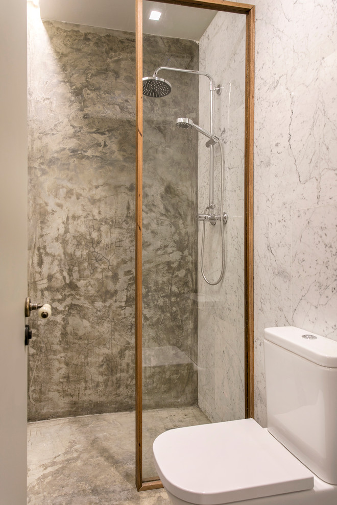 Foto de cuarto de baño urbano con encimera de mármol