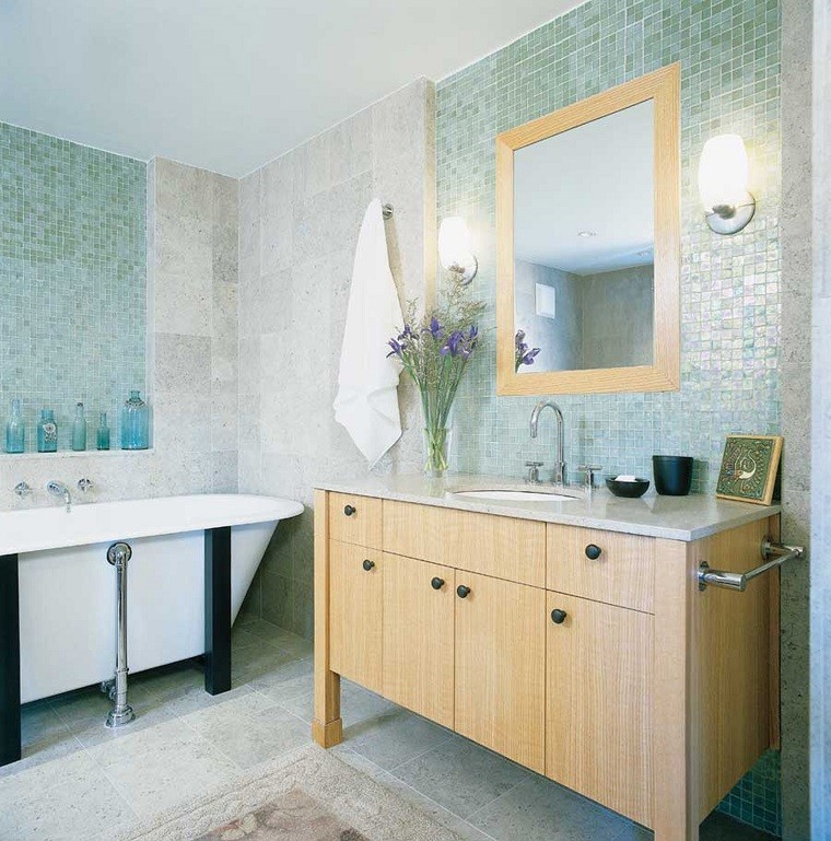 Mittelgroßes Klassisches Badezimmer En Suite mit verzierten Schränken, hellbraunen Holzschränken, Badewanne in Nische und Unterbauwaschbecken in Madrid