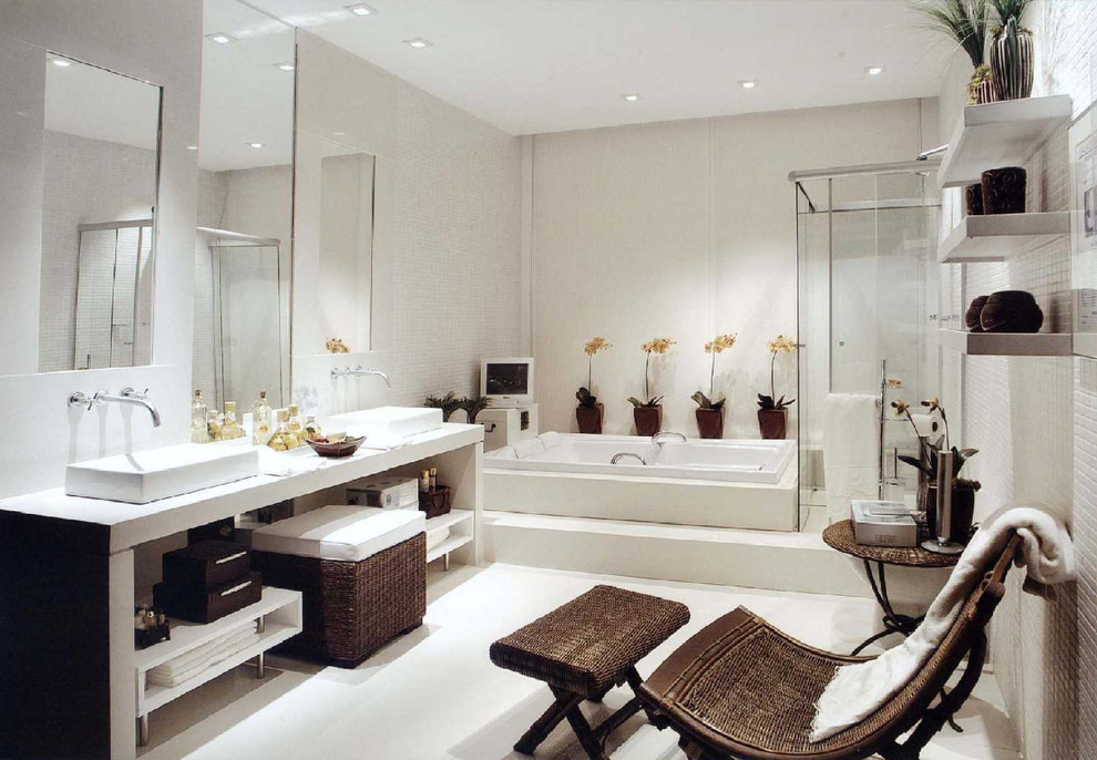 Exemple d'une grande salle de bain principale tendance avec un placard sans porte, une baignoire posée, une douche d'angle, un mur beige, un sol en carrelage de porcelaine et une vasque.