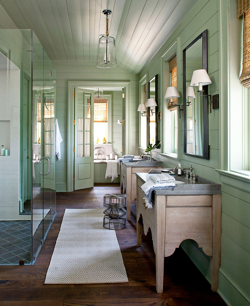 Стильный дизайн: главная ванная комната среднего размера в стиле кантри с светлыми деревянными фасадами, душем без бортиков, белой плиткой, керамической плиткой, зелеными стенами, темным паркетным полом, консольной раковиной, коричневым полом, душем с распашными дверями, зеркалом с подсветкой и плоскими фасадами - последний тренд