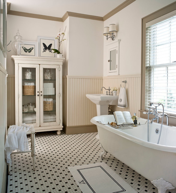 На фото: ванная комната среднего размера в классическом стиле с полом из керамической плитки, раковиной с пьедесталом, ванной на ножках и бежевыми стенами с