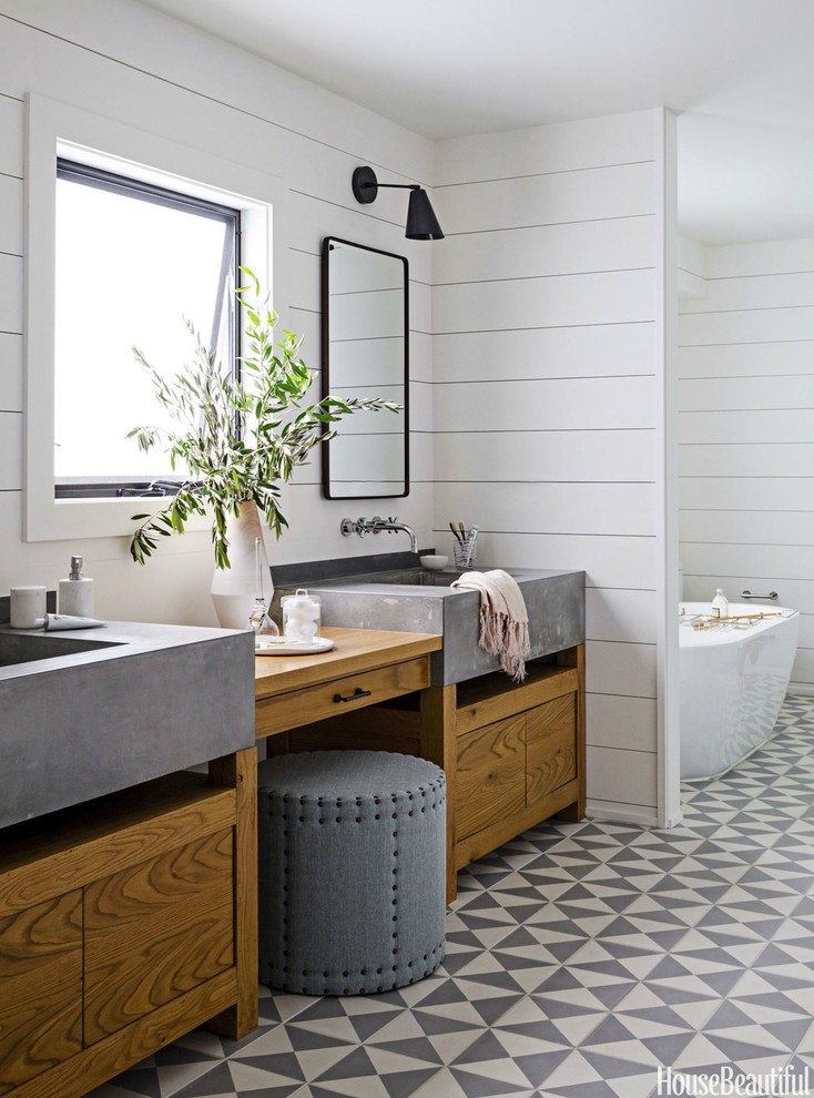 マドリードにある高級な中くらいな地中海スタイルのおしゃれなマスターバスルーム (家具調キャビネット、中間色木目調キャビネット、置き型浴槽、一体型シンク) の写真