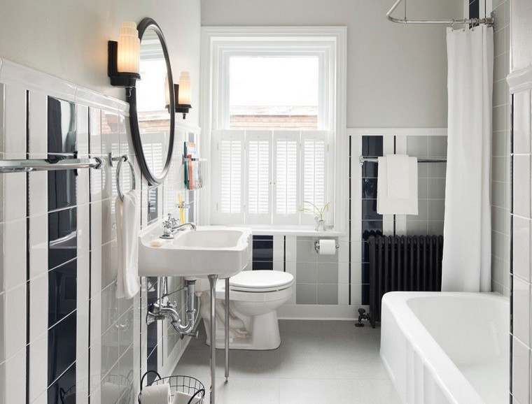 Пример оригинального дизайна: ванная комната среднего размера в стиле неоклассика (современная классика) с душем над ванной, раздельным унитазом, разноцветными стенами, душевой кабиной и консольной раковиной