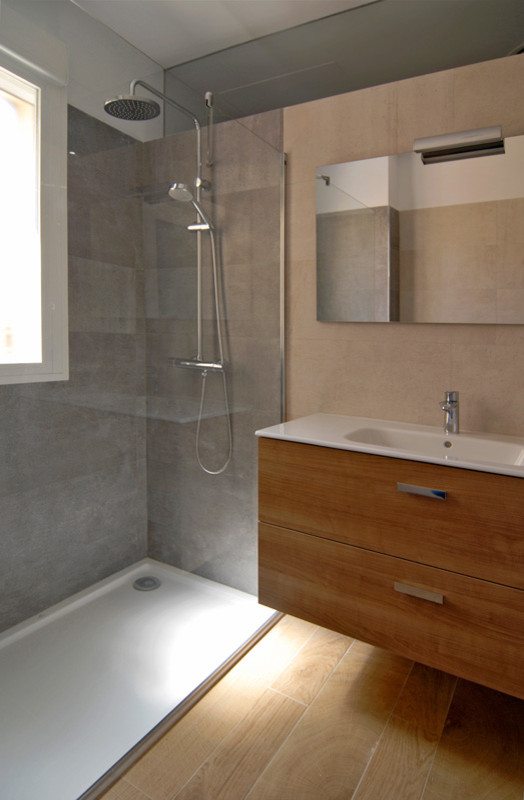 Idéer för mellanstora funkis badrum med dusch, med släta luckor, skåp i mellenmörkt trä, en hörndusch, flerfärgade väggar, mellanmörkt trägolv och ett integrerad handfat