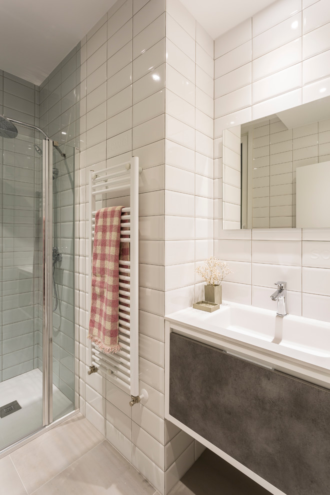 Inspiration för mellanstora moderna badrum med dusch, med släta luckor, grå skåp, vit kakel, tunnelbanekakel, vita väggar, klinkergolv i keramik och ett avlångt handfat