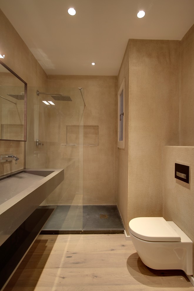 Idee per una stanza da bagno con doccia scandinava di medie dimensioni con nessun'anta, doccia alcova, WC sospeso, pareti beige, pavimento in legno massello medio e lavabo integrato