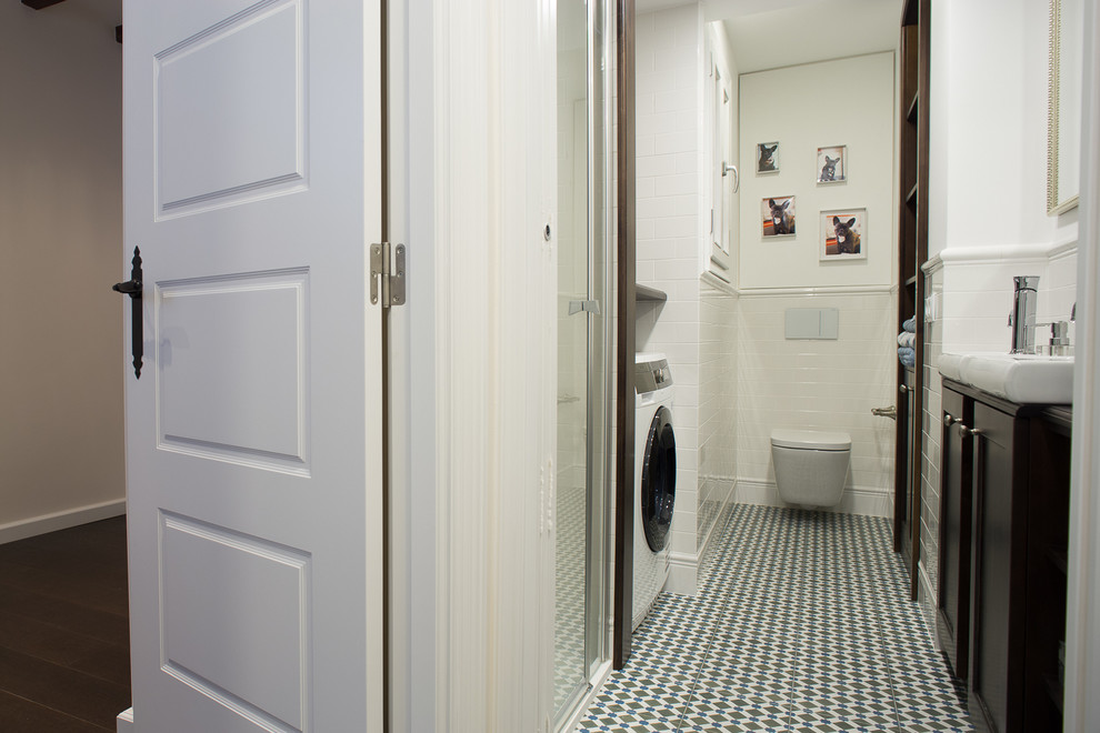 Стильный дизайн: ванная комната со стиральной машиной в стиле неоклассика (современная классика) - последний тренд