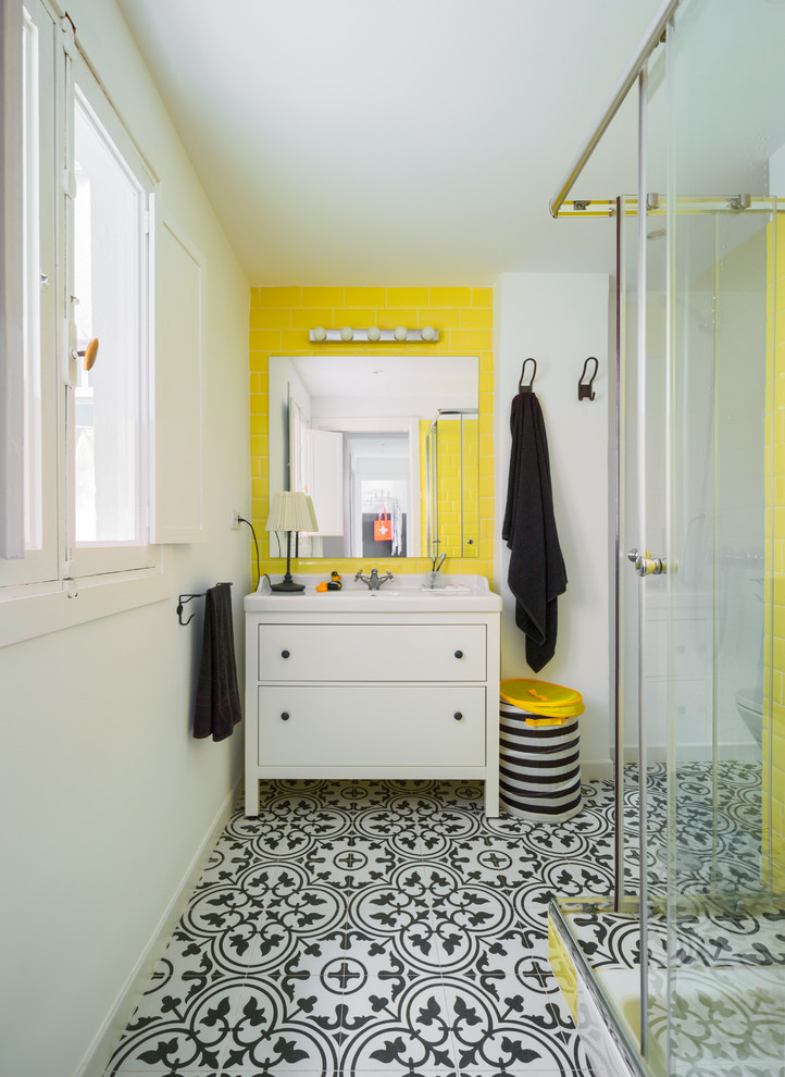 На фото: ванная комната в скандинавском стиле с плоскими фасадами, белыми фасадами, угловым душем, белыми стенами, душевой кабиной, разноцветным полом, душем с раздвижными дверями и белой столешницей
