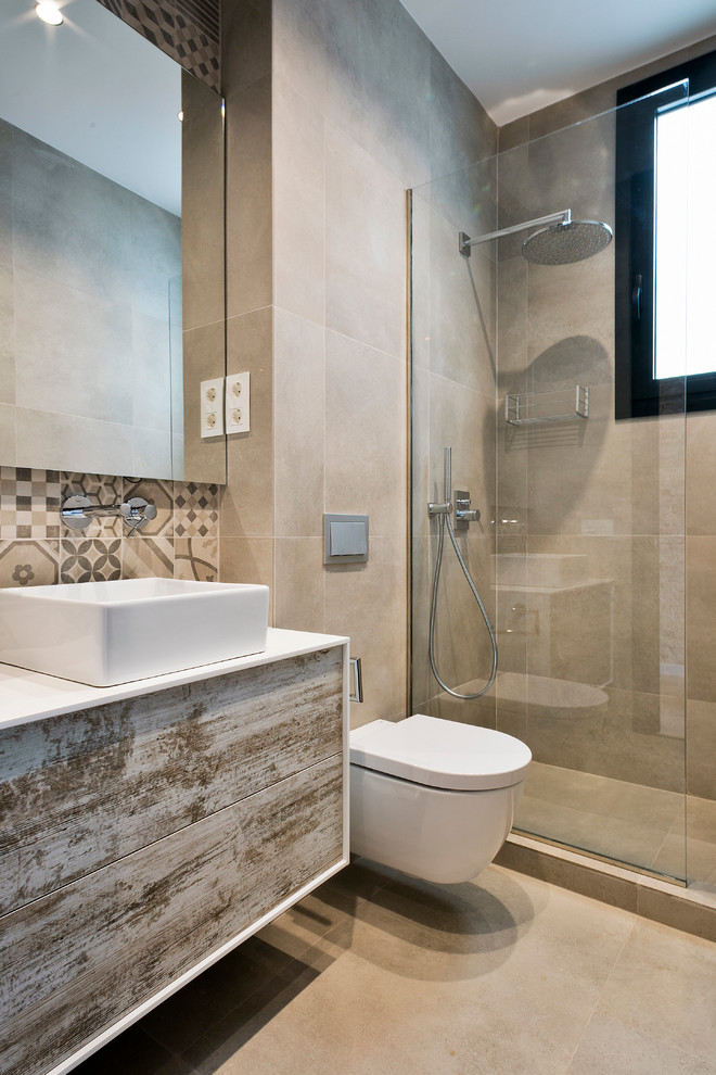 Foto de cuarto de baño moderno con ducha a ras de suelo, baldosas y/o azulejos beige, paredes beige, suelo de baldosas de cerámica, aseo y ducha y lavabo suspendido