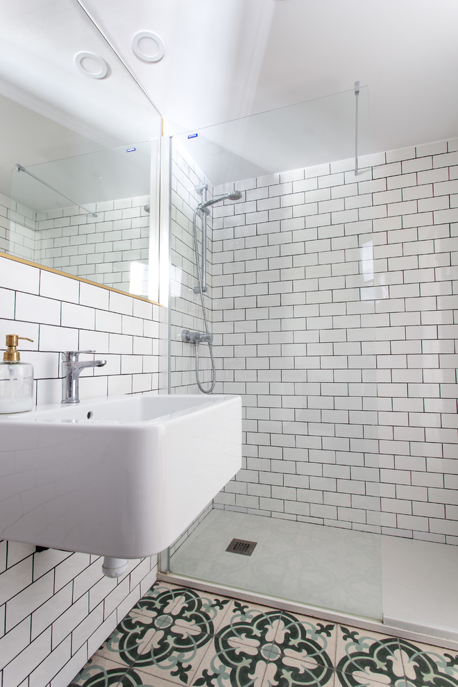 Foto de cuarto de baño urbano con ducha abierta, paredes blancas y lavabo suspendido