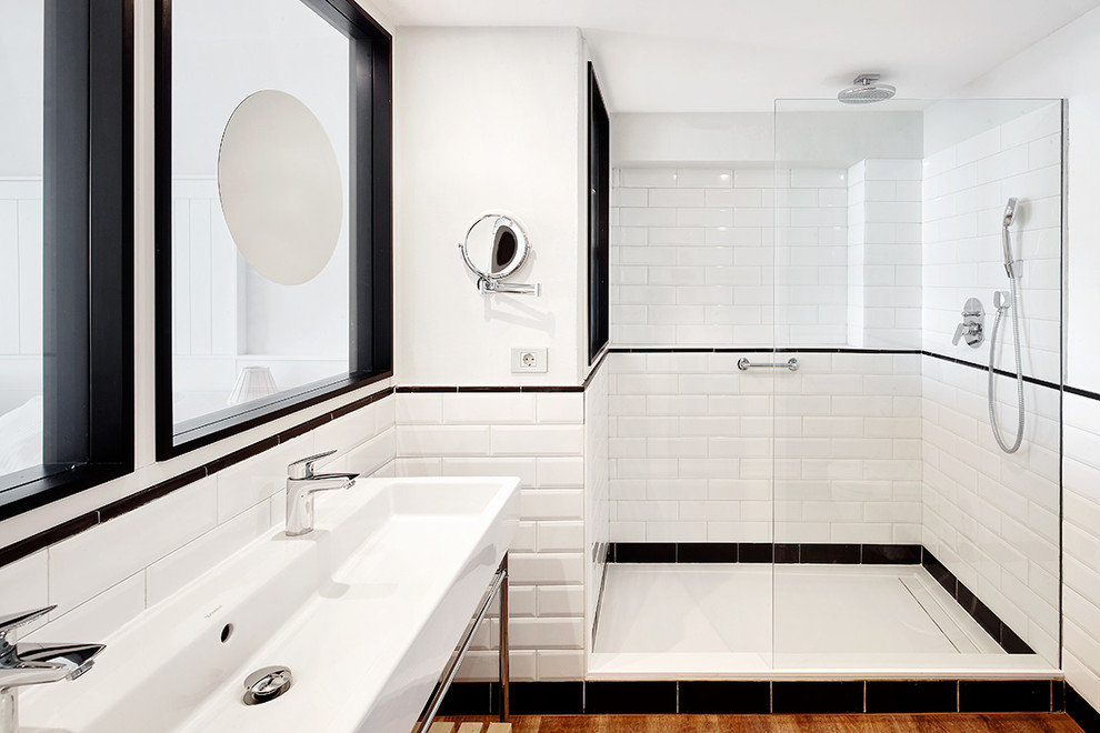 Diseño de cuarto de baño nórdico pequeño con armarios abiertos, ducha empotrada, paredes blancas, aseo y ducha y lavabo tipo consola