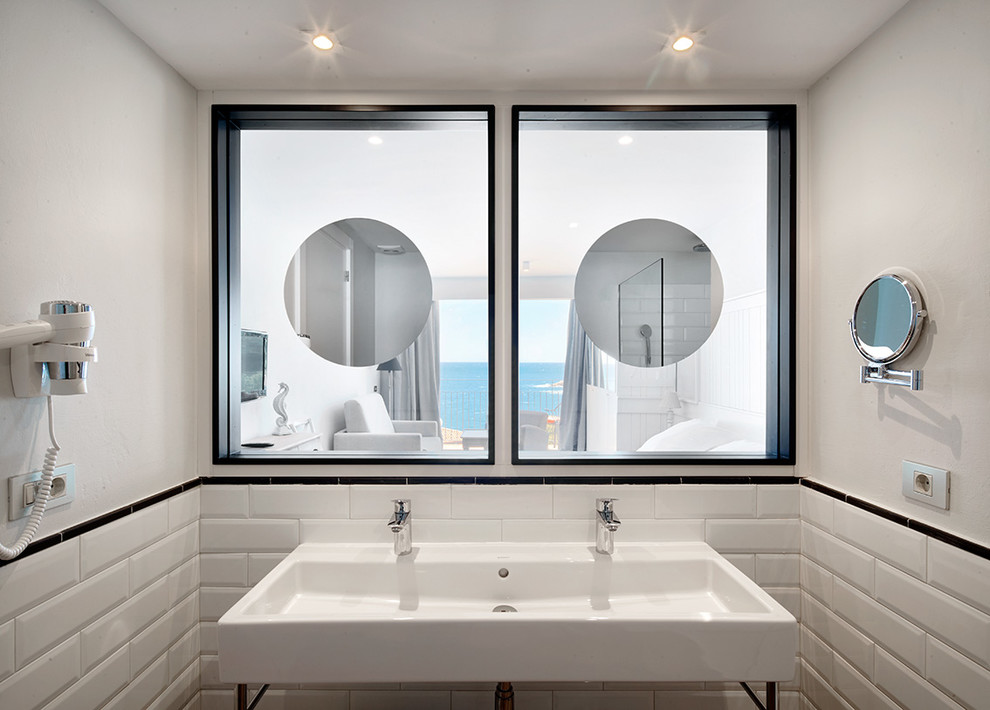 Foto di una piccola stanza da bagno nordica con nessun'anta, pareti bianche e lavabo rettangolare