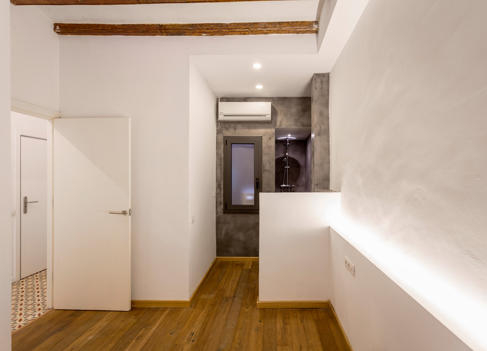 Ispirazione per una piccola stanza da bagno contemporanea con pareti bianche, parquet scuro e pavimento marrone