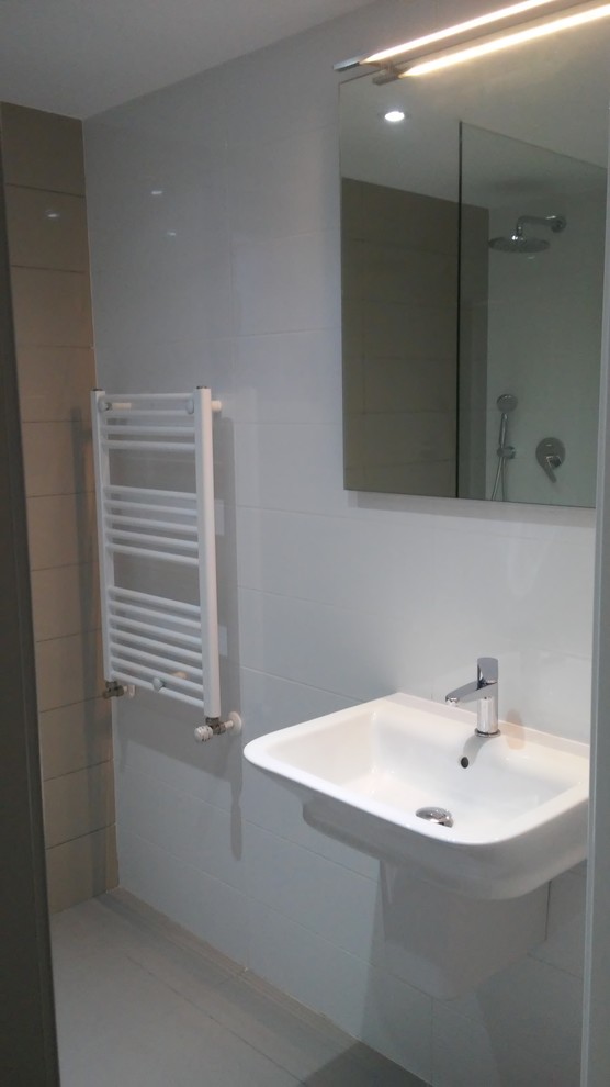 Aménagement d'une petite salle d'eau contemporaine avec meuble simple vasque et meuble-lavabo suspendu.