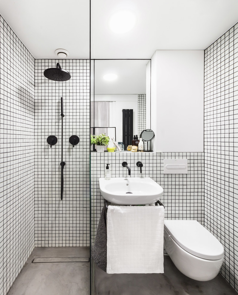 Imagen de cuarto de baño moderno de tamaño medio con baldosas y/o azulejos blancos, paredes beige, suelo gris, encimeras blancas y microcemento