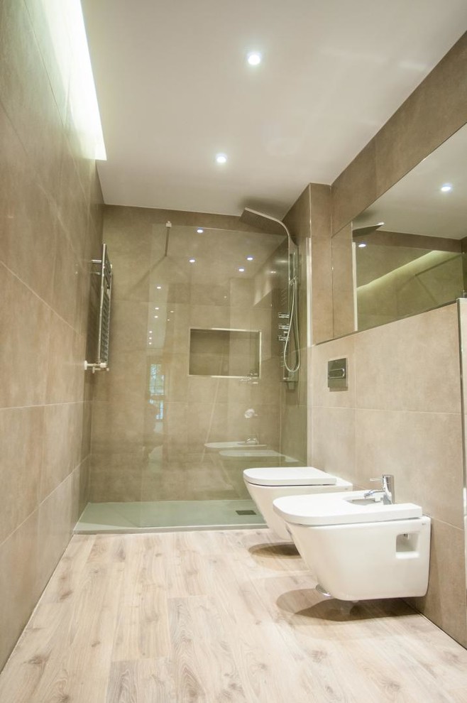 Cette image montre une salle de bain design.