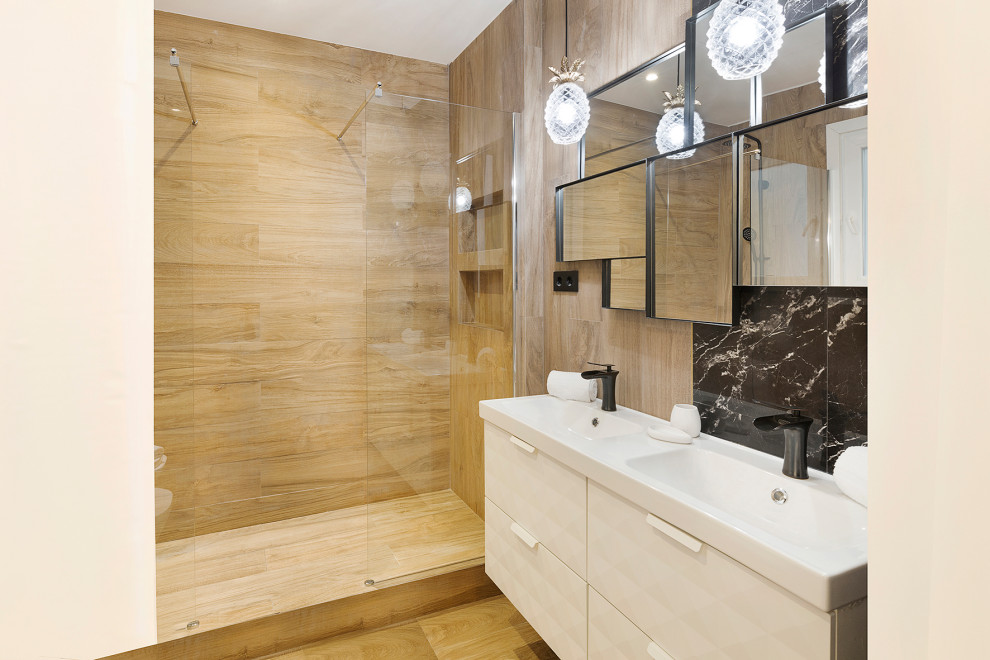 Bild på ett medelhavsstil vit vitt badrum med dusch, med släta luckor, beige skåp, en dusch i en alkov, brun kakel, bruna väggar, ett integrerad handfat och brunt golv