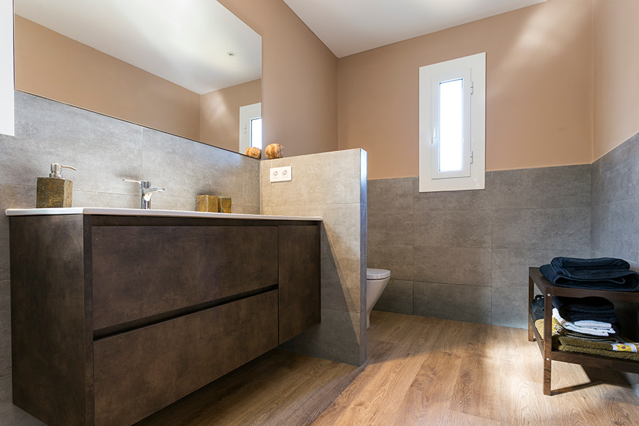 Foto på ett stort funkis en-suite badrum, med en dusch i en alkov, beige väggar och mellanmörkt trägolv