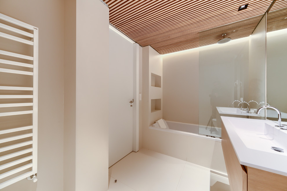 Свежая идея для дизайна: ванная комната в современном стиле с зеркалом с подсветкой - отличное фото интерьера