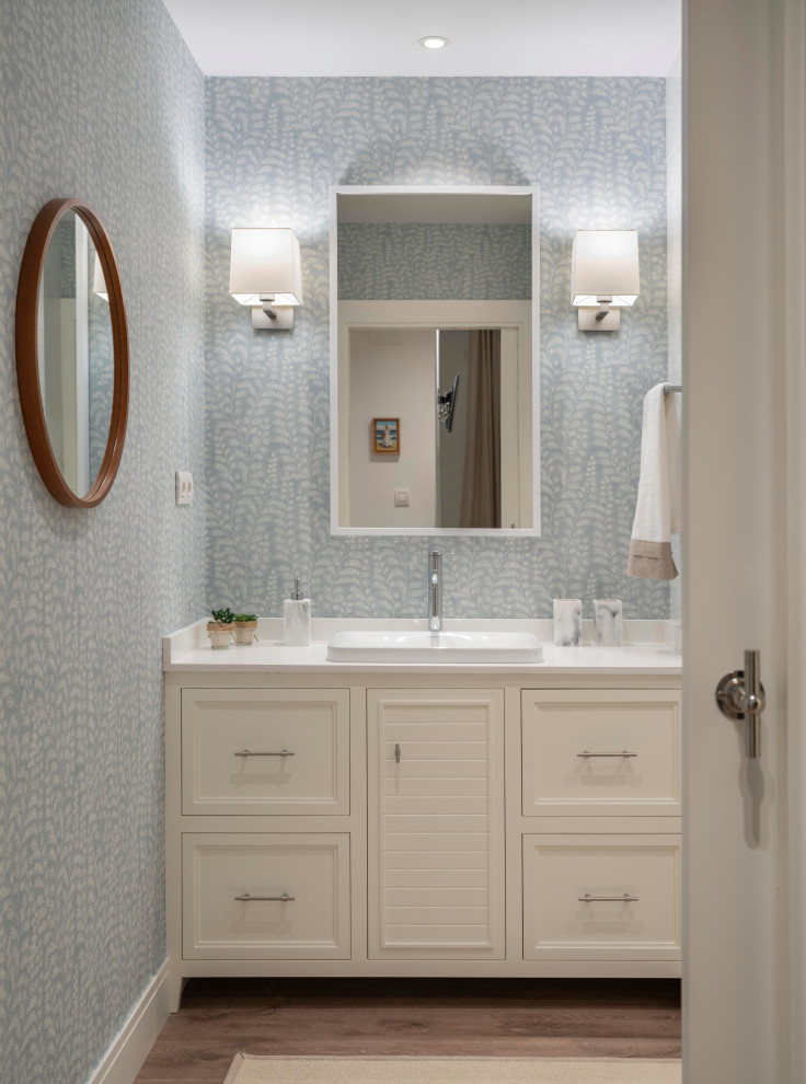 Idéer för stora vintage vitt en-suite badrum, med möbel-liknande, vita skåp, en kantlös dusch, en vägghängd toalettstol, vit kakel, porslinskakel, blå väggar, laminatgolv, ett undermonterad handfat, träbänkskiva, brunt golv och dusch med skjutdörr