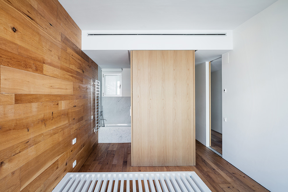 Idee per un'ampia stanza da bagno minimalista con vasca ad alcova, vasca/doccia e pareti bianche