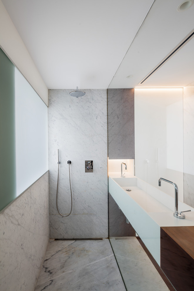 Foto de cuarto de baño moderno extra grande con ducha a ras de suelo, paredes blancas, lavabo de seno grande y suelo gris