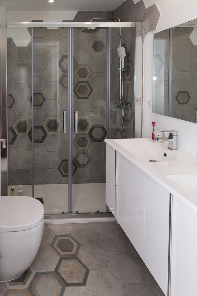 Idéer för ett mellanstort klassiskt badrum med dusch, med släta luckor, vita skåp, en dusch i en alkov, en toalettstol med hel cisternkåpa, vita väggar och klinkergolv i keramik