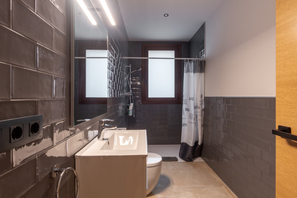 Пример оригинального дизайна: ванная комната среднего размера в современном стиле с белыми фасадами, душем без бортиков, коричневой плиткой, керамической плиткой, белыми стенами, полом из керамической плитки, душевой кабиной, монолитной раковиной, бежевым полом, шторкой для ванной, тумбой под одну раковину и встроенной тумбой
