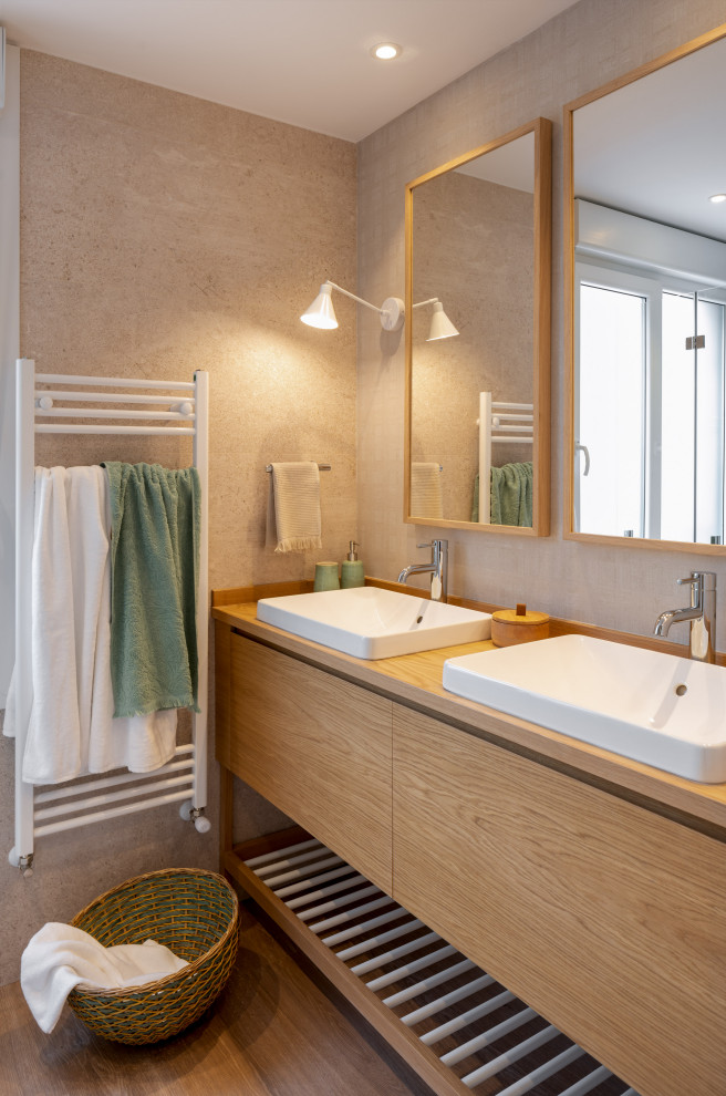 Idéer för att renovera ett mellanstort medelhavsstil brun brunt en-suite badrum, med vita skåp, beige kakel, porslinskakel, beige väggar, ett fristående handfat, träbänkskiva, beiget golv och släta luckor