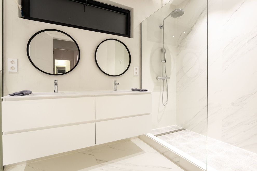 Modelo de cuarto de baño minimalista con microcemento
