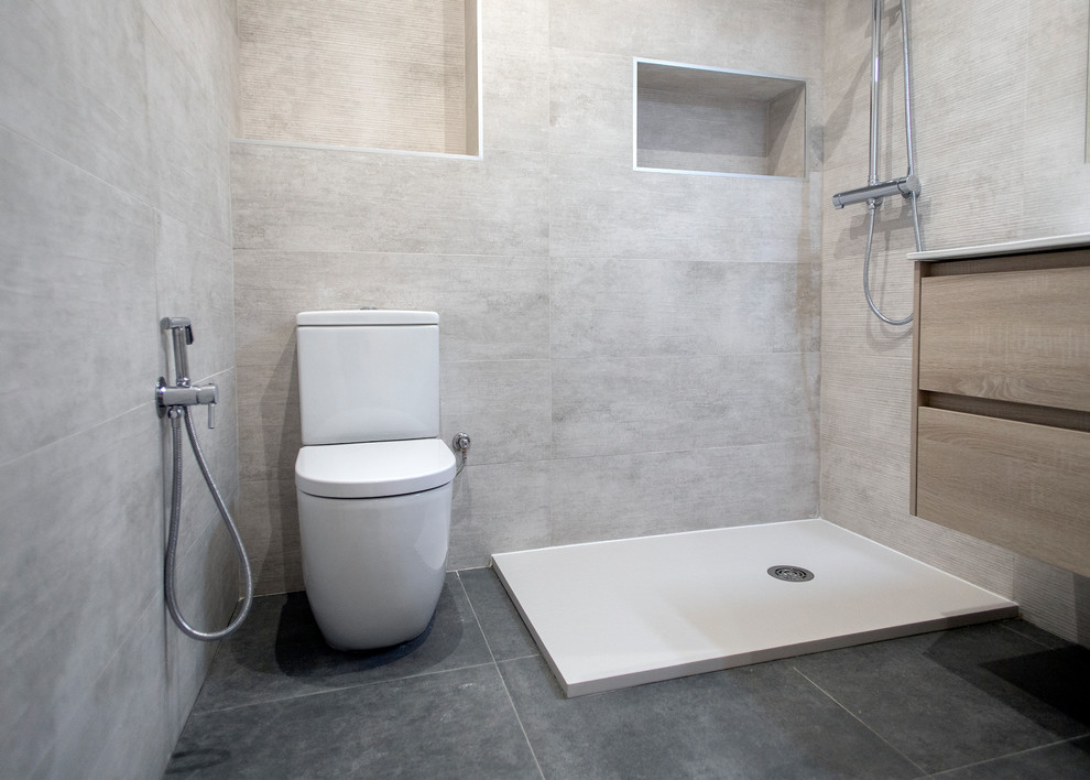 Mittelgroßes Modernes Badezimmer En Suite mit weißen Schränken, bodengleicher Dusche, Toilette mit Aufsatzspülkasten, beigen Fliesen, grauem Boden, offener Dusche und weißer Waschtischplatte in Barcelona