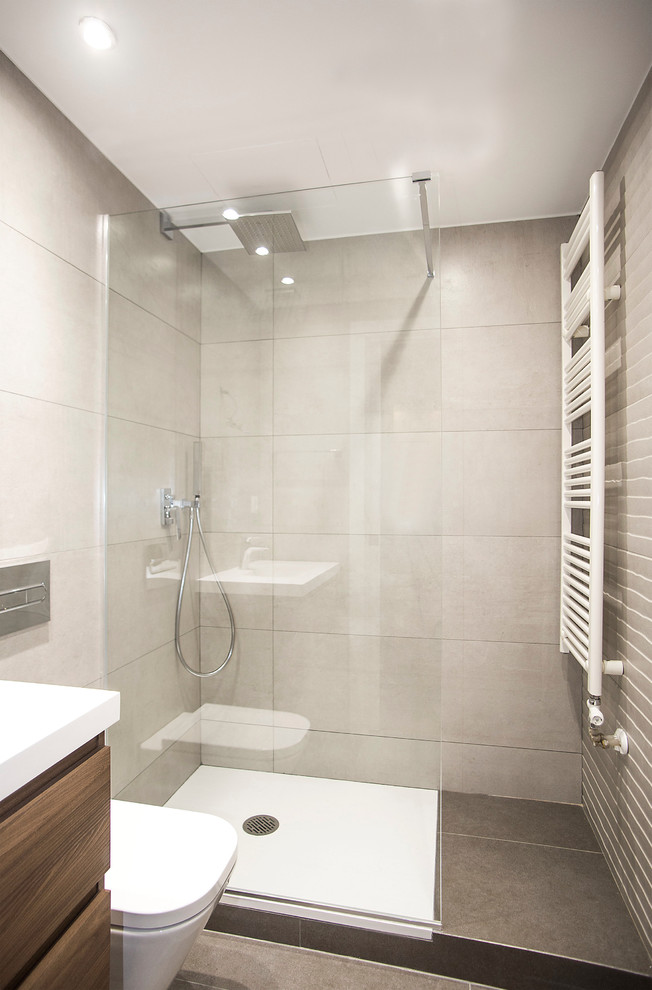 Foto de cuarto de baño actual de tamaño medio con puertas de armario de madera oscura, sanitario de una pieza, baldosas y/o azulejos beige, lavabo de seno grande y ducha abierta