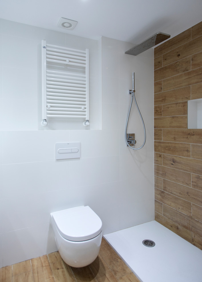 This is an example of a medium sized contemporary ensuite bathroom in Barcelona with white cabinets, a built-in shower, a one-piece toilet, brown tiles, white walls, ceramic flooring, brown floors, an open shower and white worktops.
