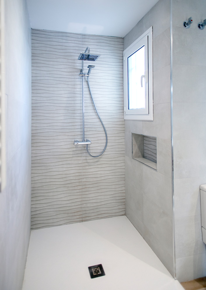 Idée de décoration pour une grande salle de bain principale design en bois brun avec une douche à l'italienne, WC séparés, un carrelage beige, aucune cabine et un plan de toilette blanc.