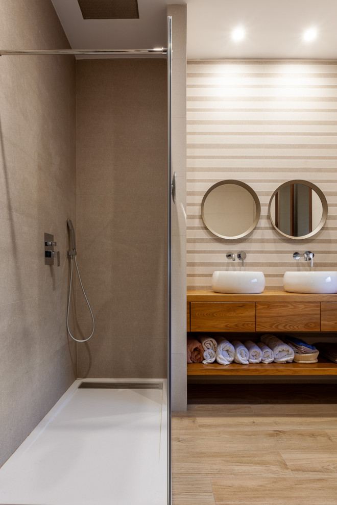 Idéer för att renovera ett mellanstort funkis brun brunt en-suite badrum, med en öppen dusch, beige kakel, keramikplattor, klinkergolv i keramik, ett fristående handfat, träbänkskiva, beiget golv och med dusch som är öppen