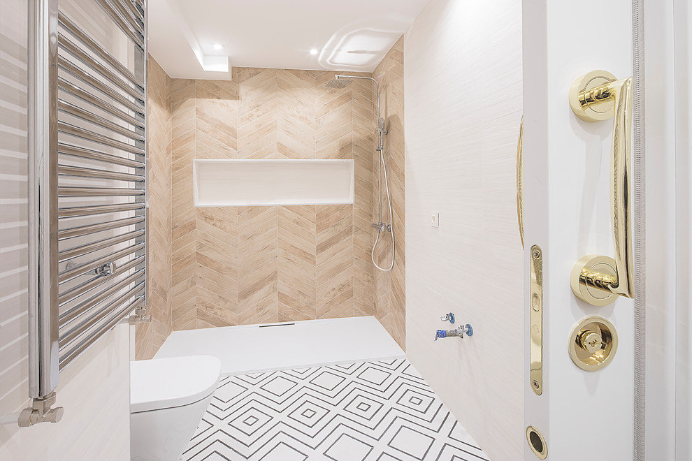 Exempel på ett mellanstort klassiskt en-suite badrum, med möbel-liknande, skåp i mörkt trä, en dusch i en alkov, flerfärgad kakel, keramikplattor, vita väggar, klinkergolv i keramik, flerfärgat golv och med dusch som är öppen