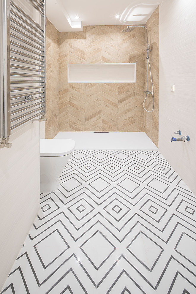 Klassisk inredning av ett mellanstort en-suite badrum, med möbel-liknande, skåp i mörkt trä, en dusch i en alkov, flerfärgad kakel, keramikplattor, vita väggar, klinkergolv i keramik, flerfärgat golv och med dusch som är öppen