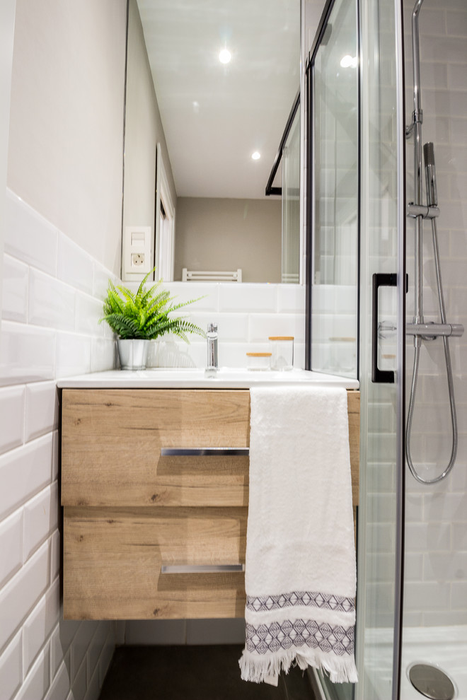 Aménagement d'une petite salle de bain principale contemporaine en bois clair avec un placard en trompe-l'oeil, une douche d'angle, WC séparés, un carrelage blanc, des carreaux de céramique, un mur gris, carreaux de ciment au sol, un lavabo intégré, un sol gris et une cabine de douche à porte coulissante.