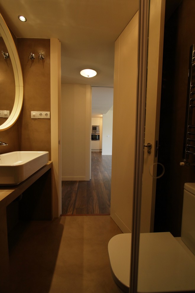 Источник вдохновения для домашнего уюта: маленькая главная ванная комната в современном стиле с открытыми фасадами, раздельным унитазом, коричневыми стенами, настольной раковиной, душем без бортиков и бетонным полом для на участке и в саду