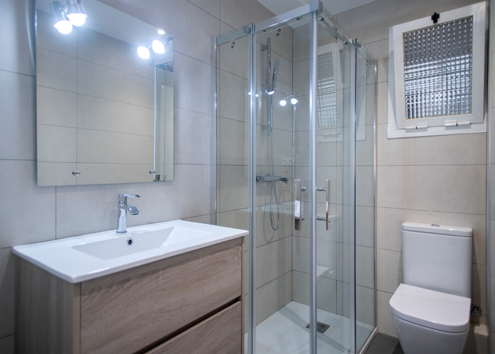 Immagine di una stanza da bagno padronale contemporanea di medie dimensioni con ante in legno scuro, doccia a filo pavimento, WC monopezzo, piastrelle beige, porta doccia scorrevole e top bianco