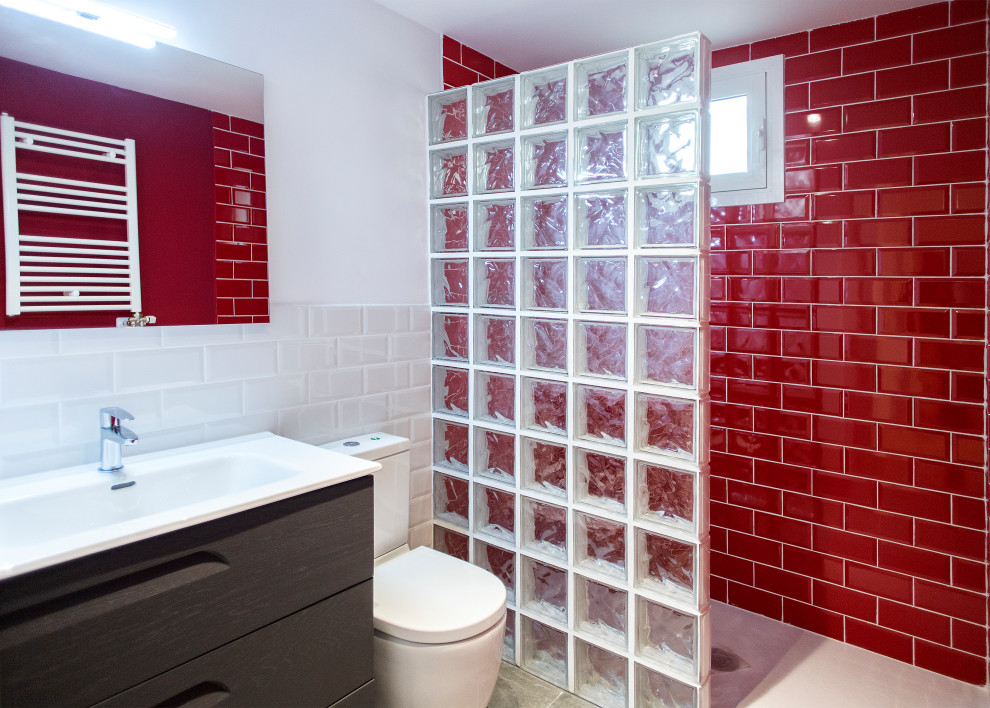 Inredning av ett modernt mellanstort vit vitt en-suite badrum, med skåp i mörkt trä, en kantlös dusch, en toalettstol med hel cisternkåpa, röd kakel, vita väggar, klinkergolv i keramik, brunt golv och med dusch som är öppen
